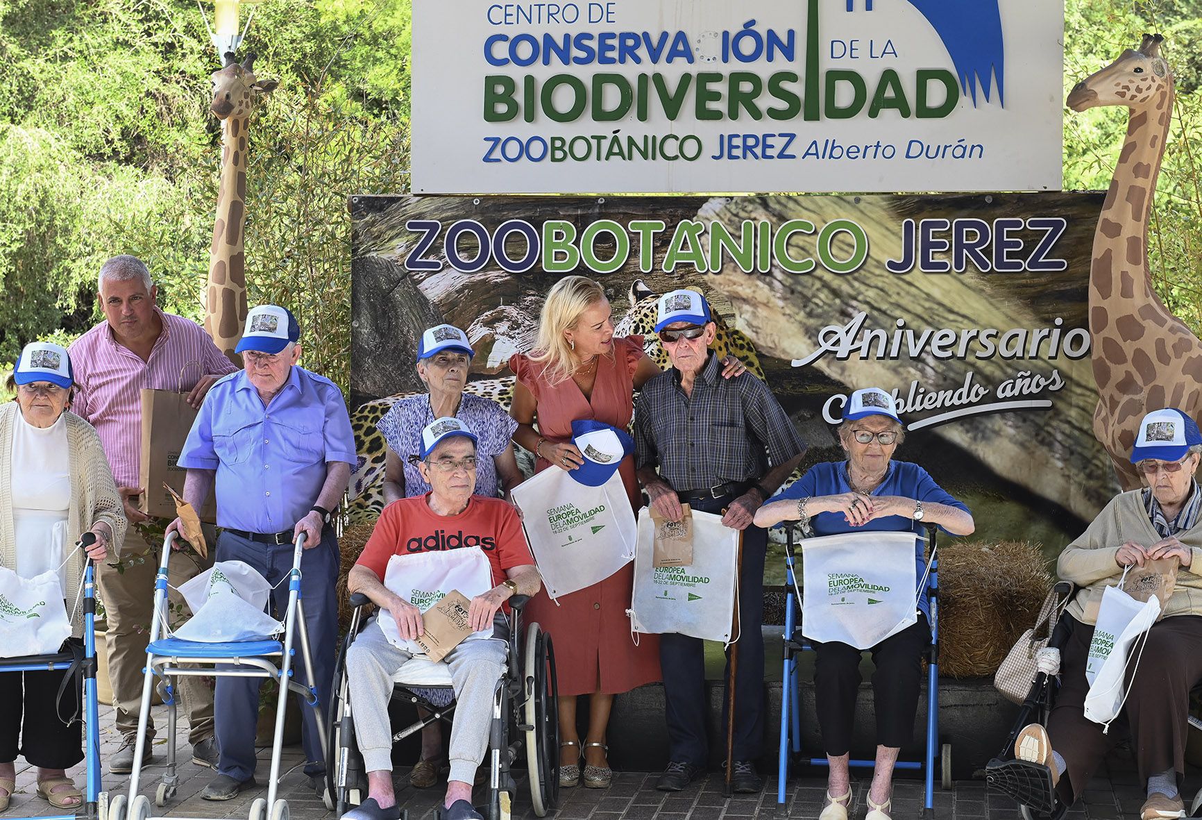 Yessika Quintero en el Zoo de Jerez, con las rutas accesibles por la Semana Europea de la Movilidad.