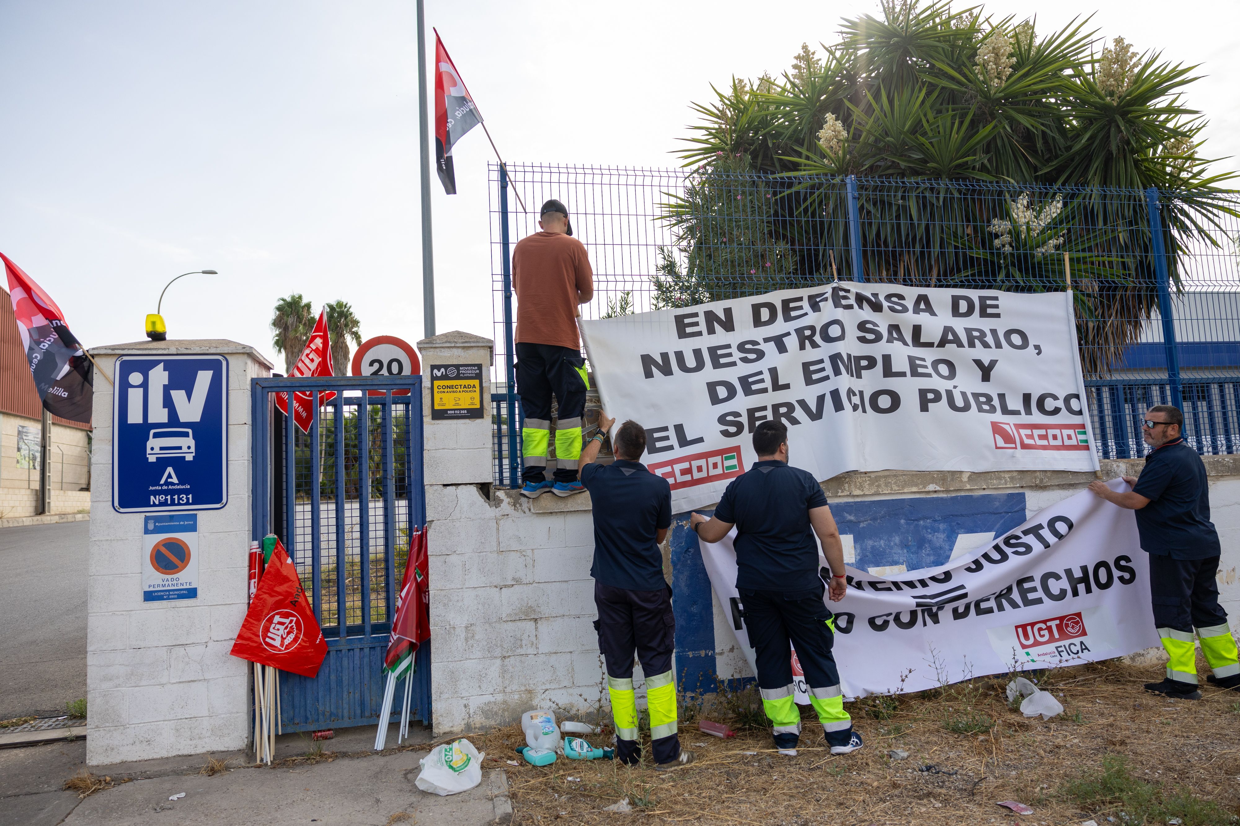 Los trabajadores, en la ITV de Jerez.