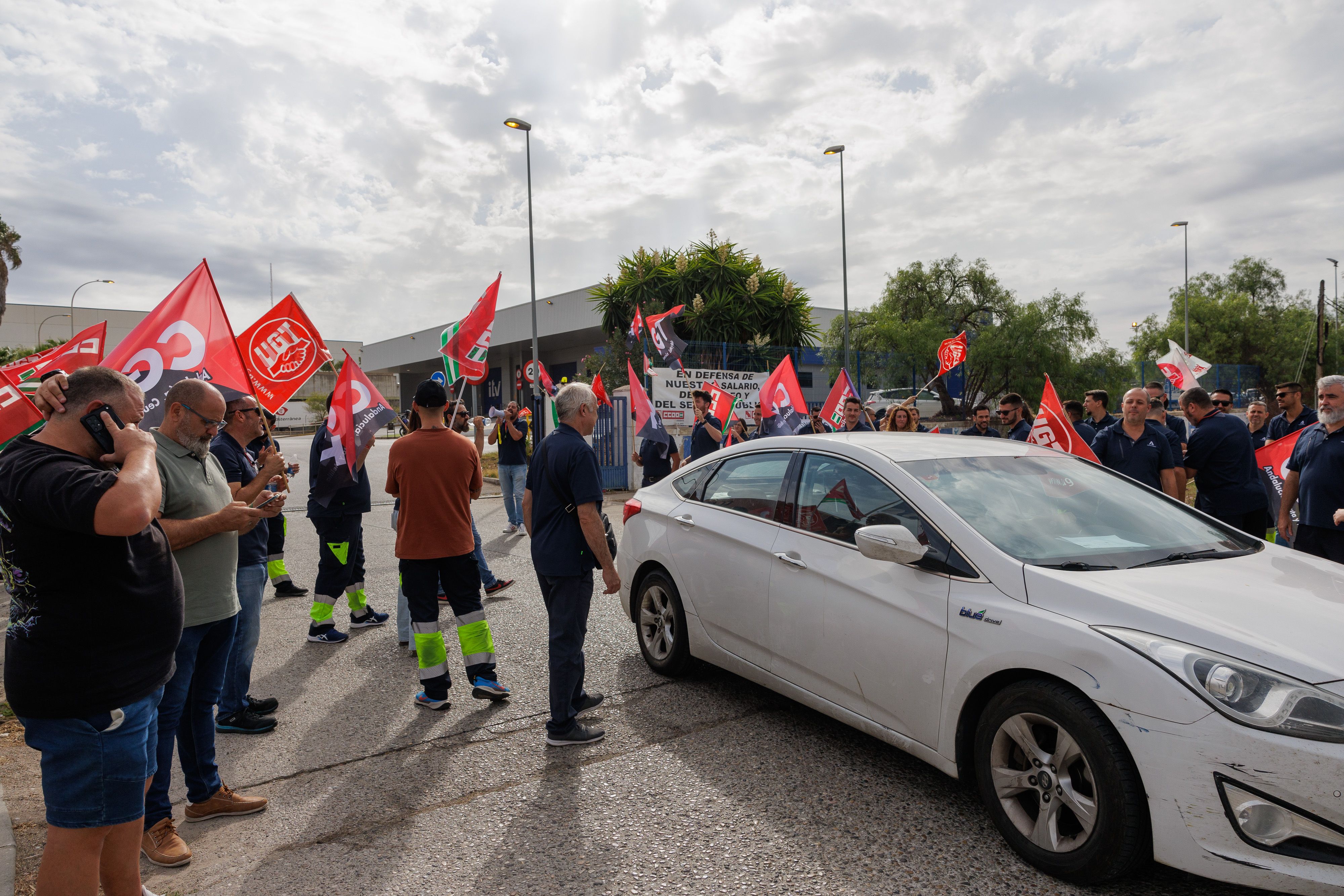 Trabajadores, protestando la semana pasada en la ITV de Jerez.