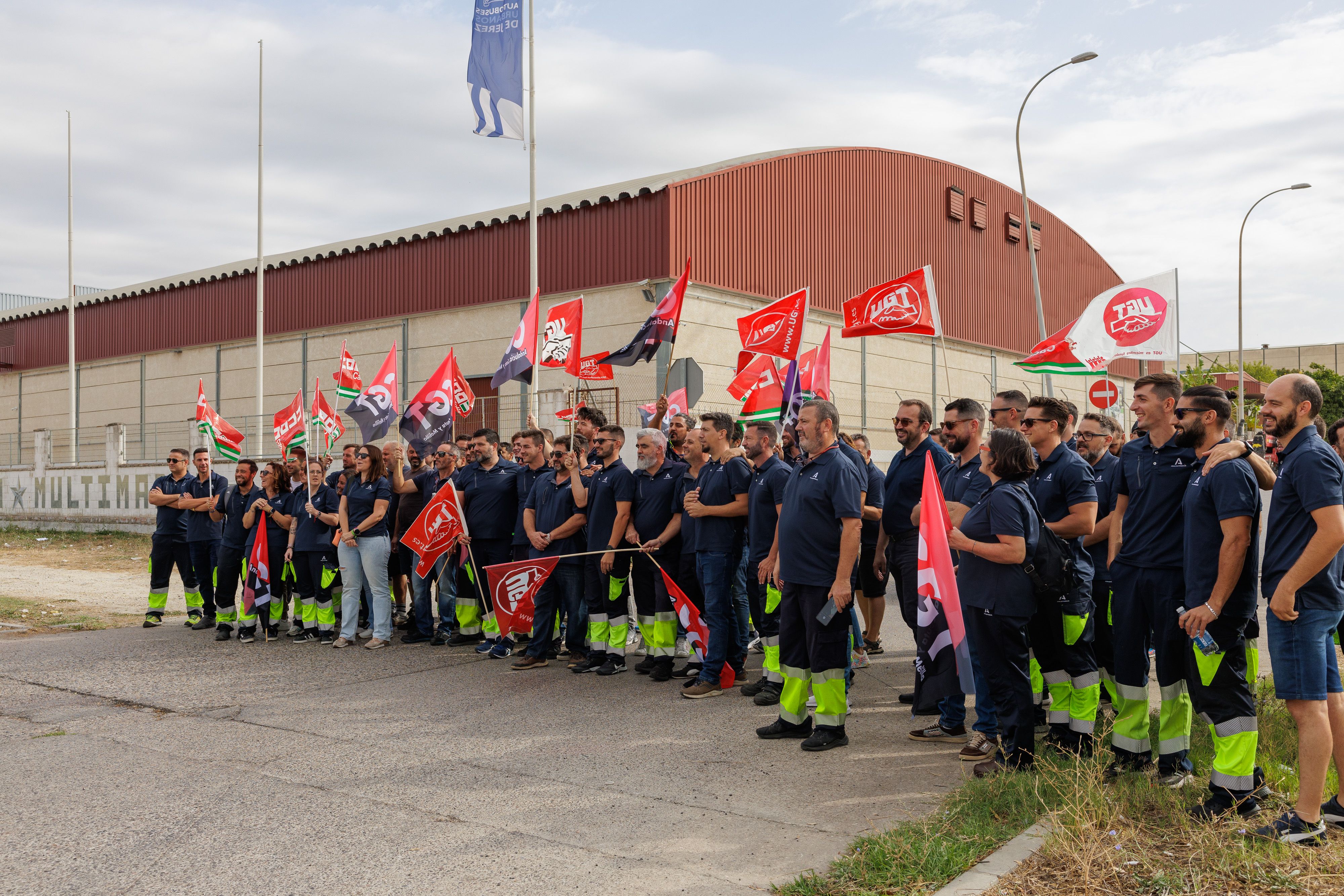 Trabajadores en huelga en la ITV de Jerez, protestando esta pasada semana.