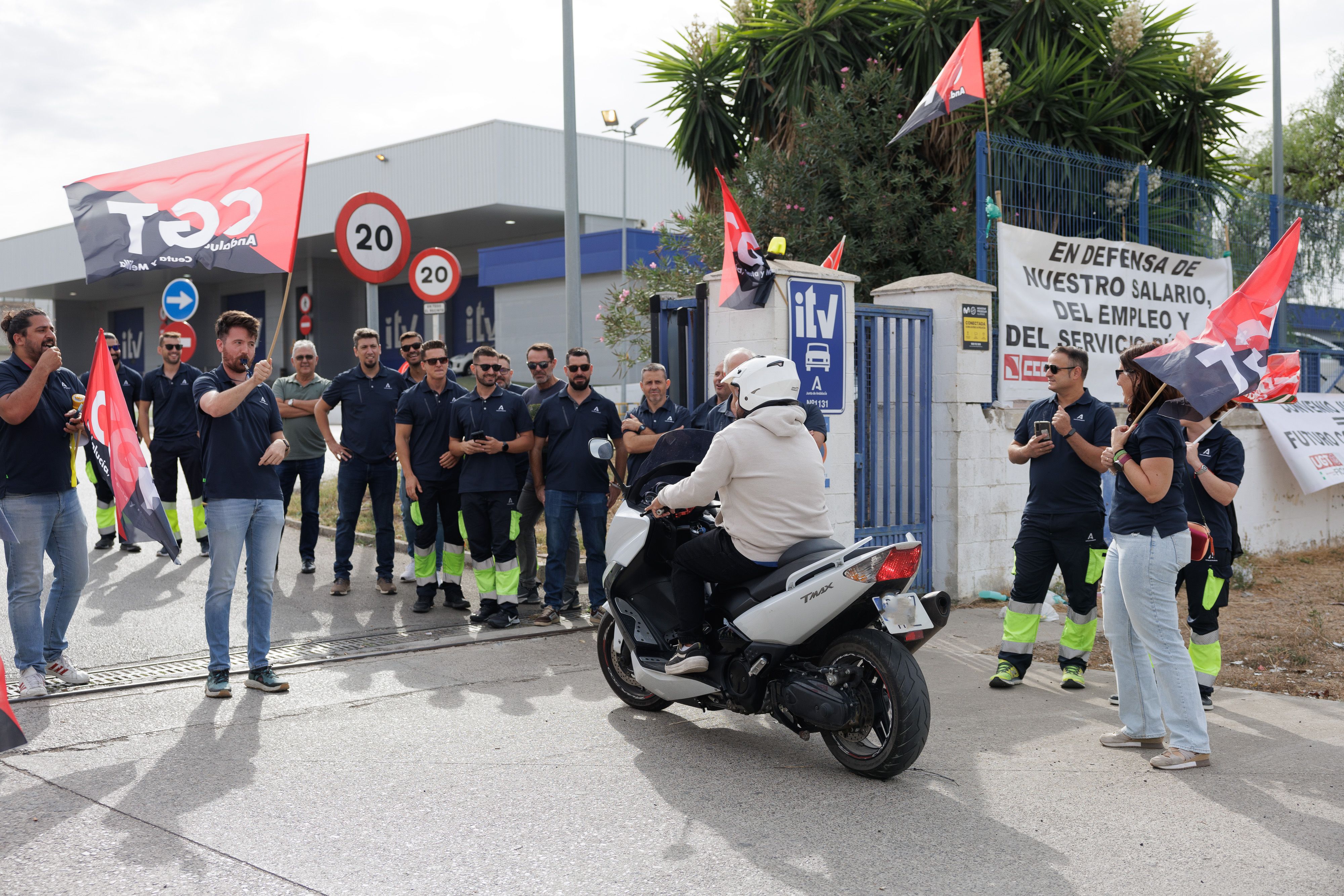 Trabajadores en la puerta de la estación de ITV de Jerez 