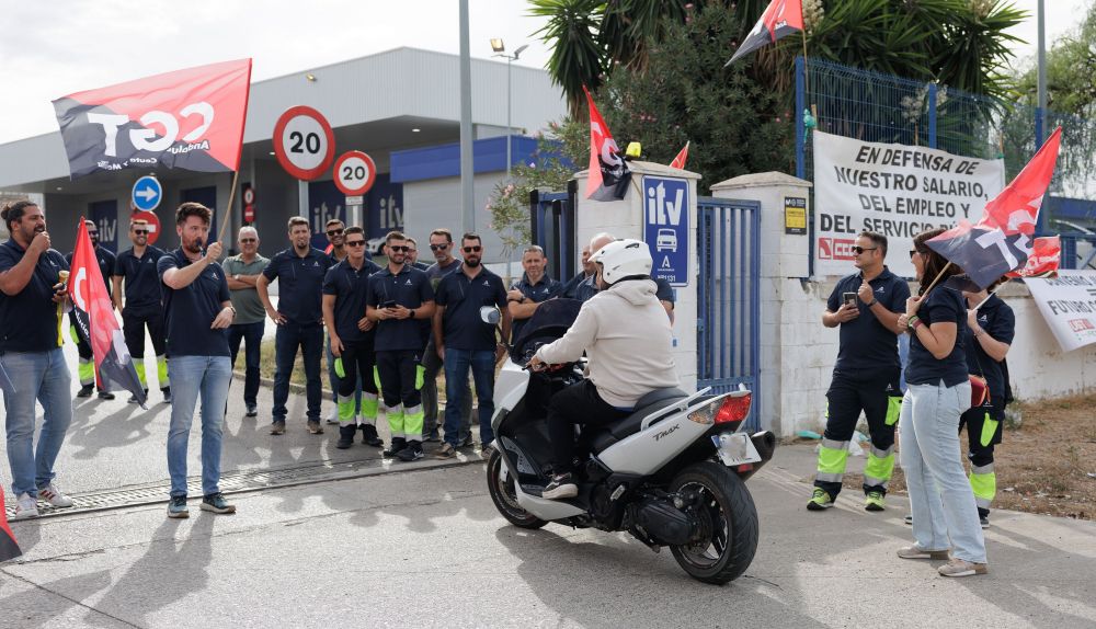 Trabajadores en la puerta de la estación de ITV de Jerez 