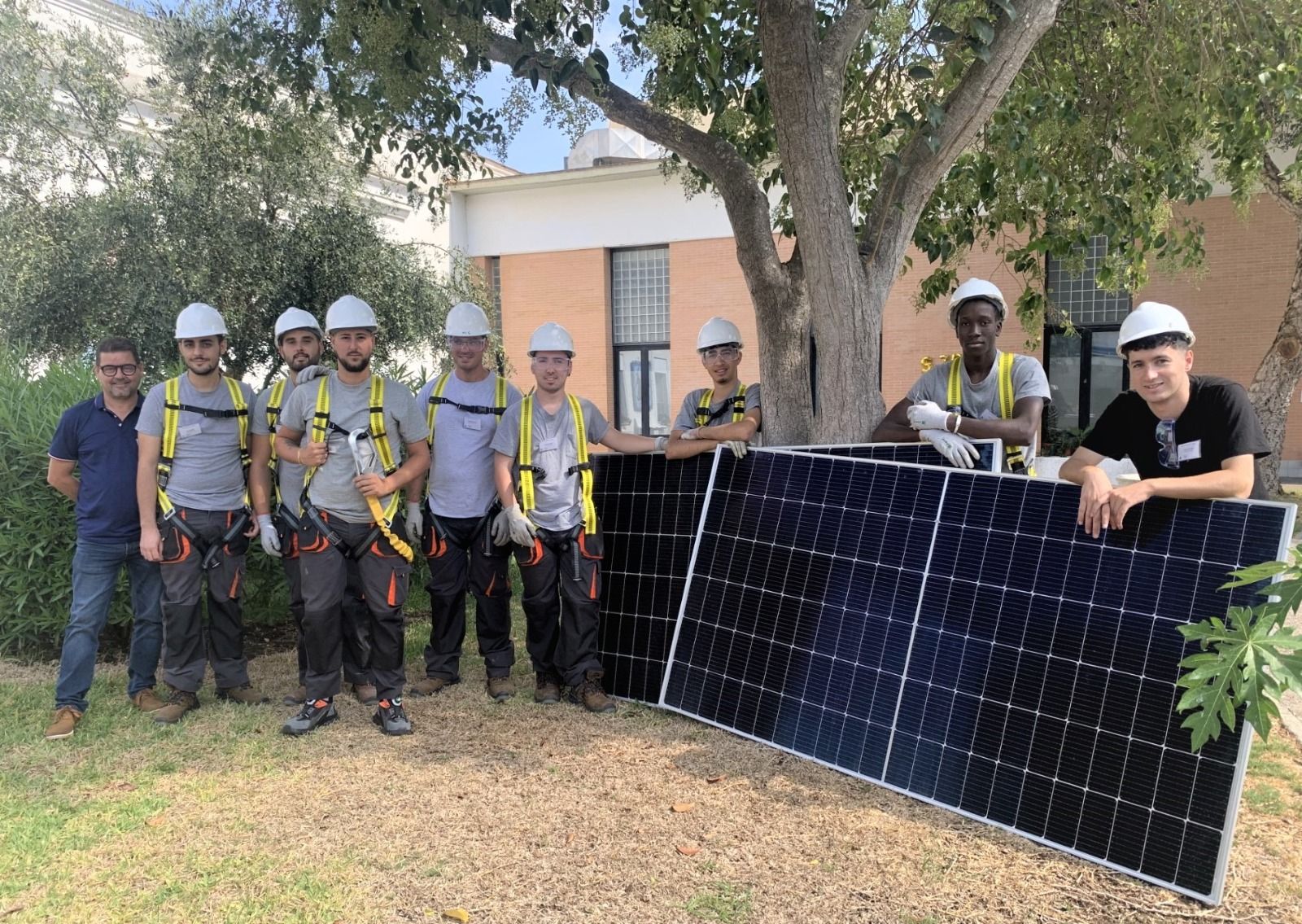 Ocho jóvenes instalan placas fotovoltaicas en el Hospital San Juan Grande de Jerez.