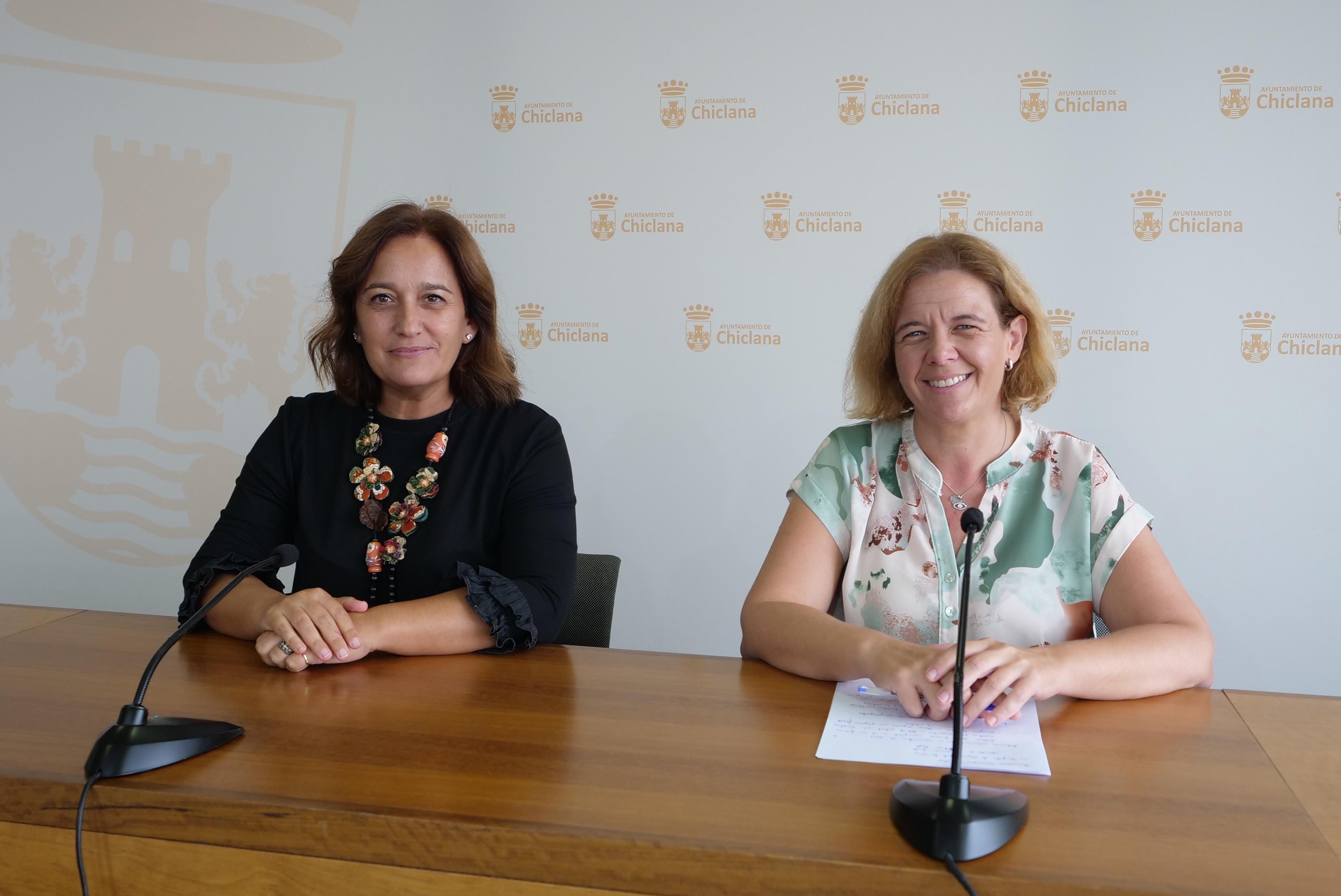 Ana González y Manuela Pérez explicando los detalles de la renovación de Municipio Turístico.