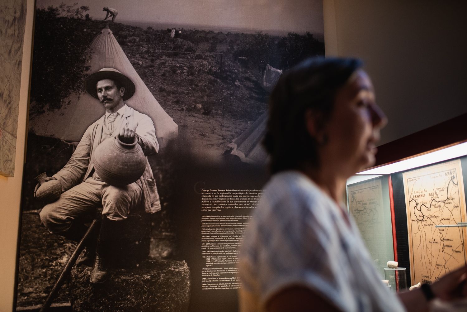 Ana Castillo pasa delante de un retrato de Jorge Bonsor en una de sus múltiples excavaciones en Los Alcores.