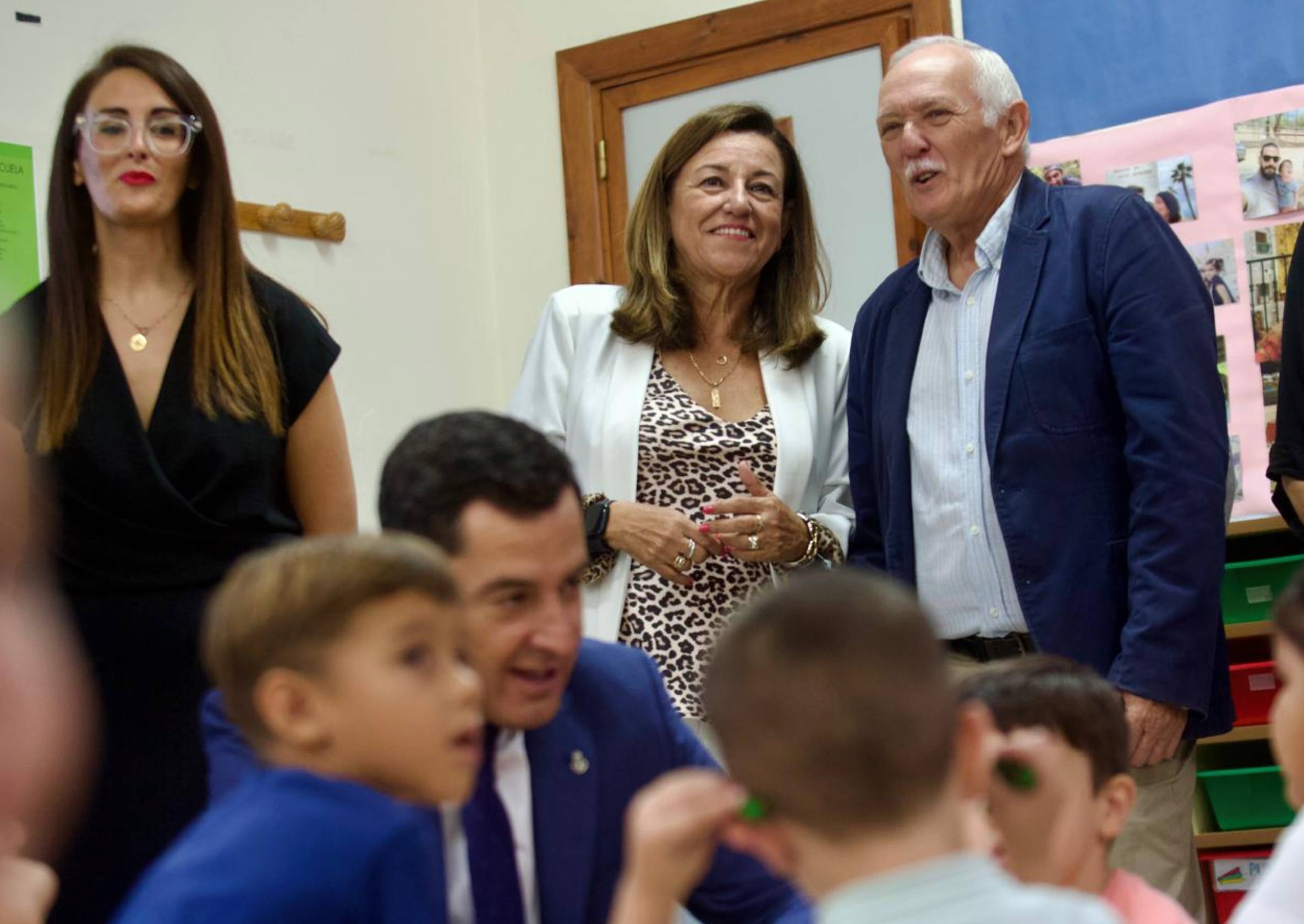 La consejera María del Carmen Castillo, junto a Juanma Moreno, en una visita el primer día de colegio en Andalucía.