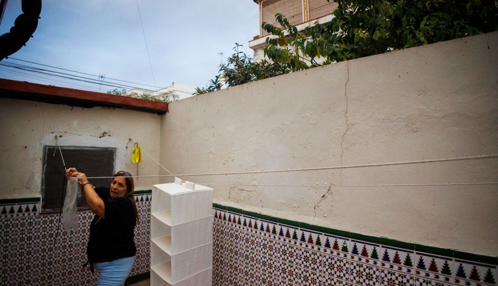 La vecina, en su patio, que se llena de tierra con frecuencia. 