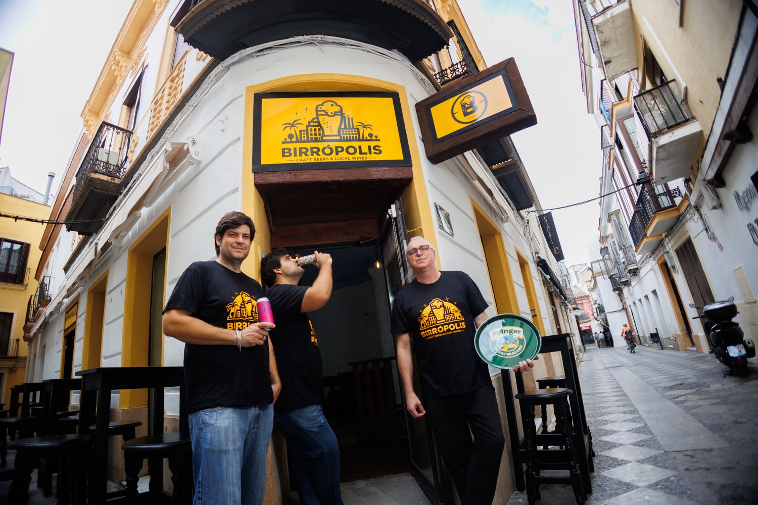 Los promotores de Birrópolis en el acceso a la cervecería en calle Remedios. 