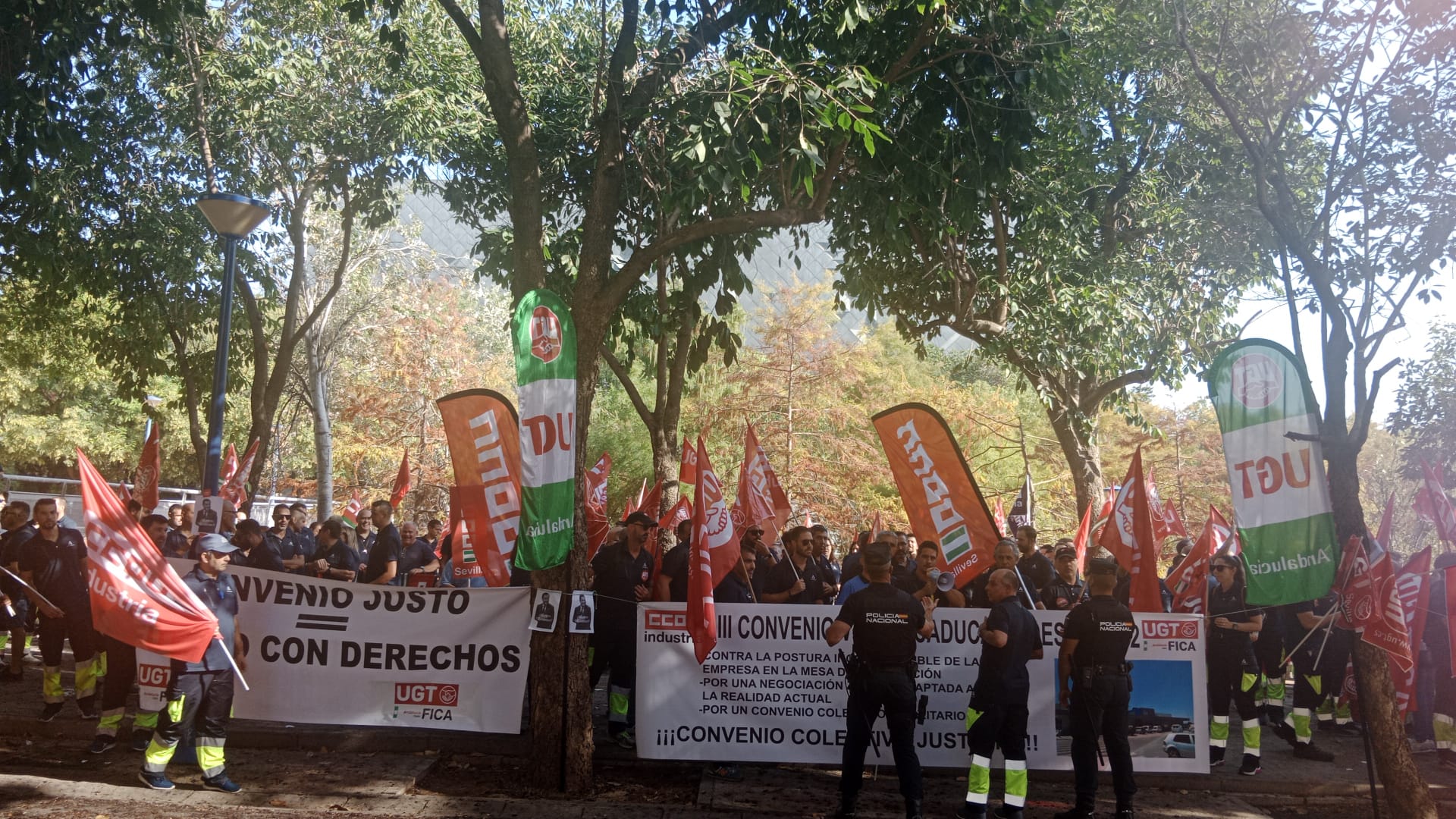 Concentración en las puertas de VEIASA, empresa de la ITV, en La Cartuja de Sevilla.