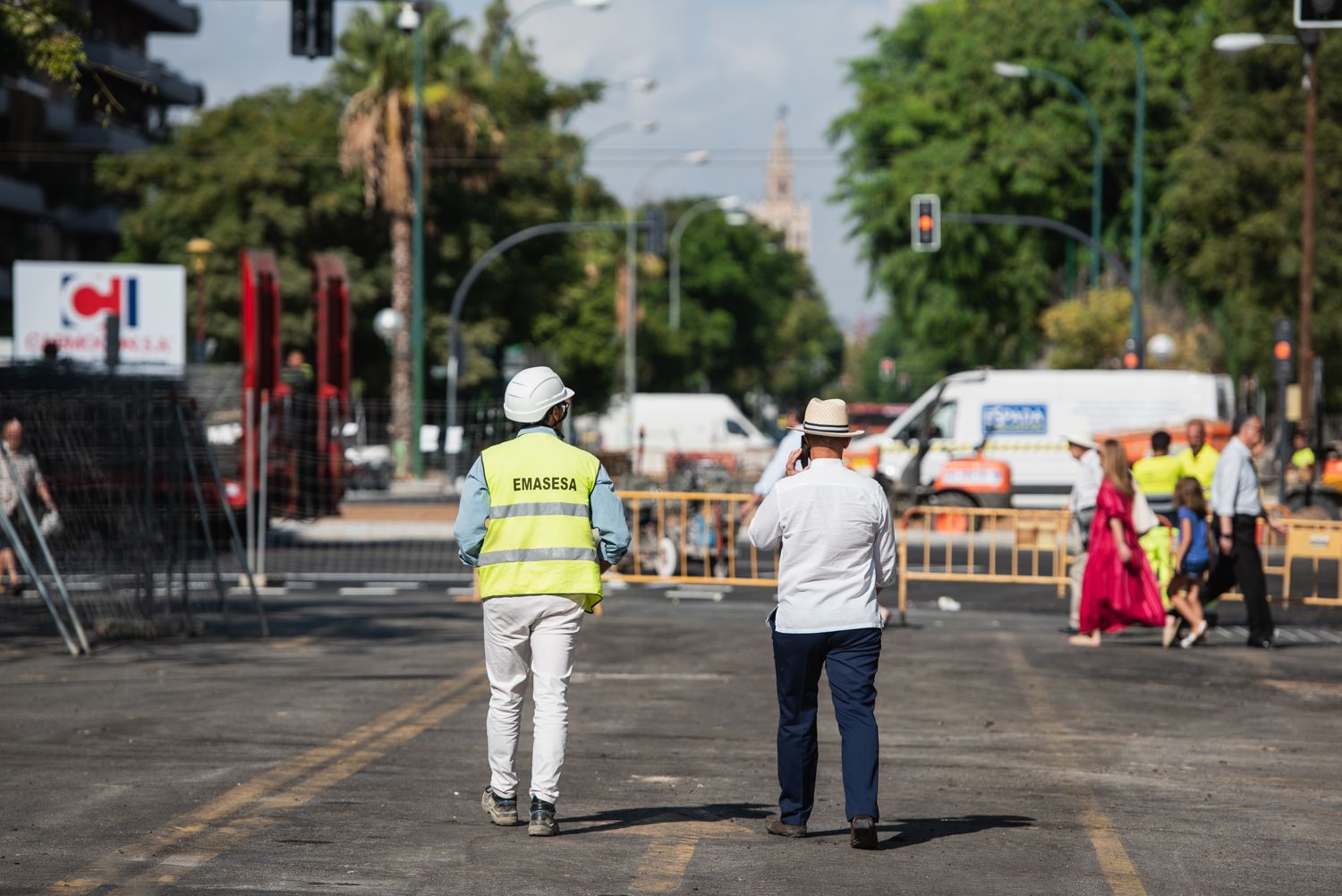 Las últimas horas del cierre en Eduardo Dato y Luis de Morales, aún con trabajadores en la zona, este viernes.