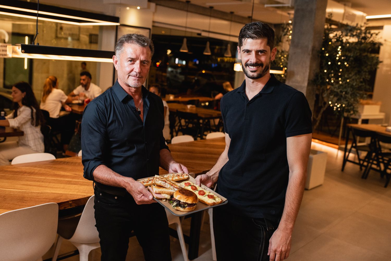 Diego Pérez y su hijo, Rubén, forman un tándem perfecto en su entusiasmo hostelero al frente de Burguer Rub.