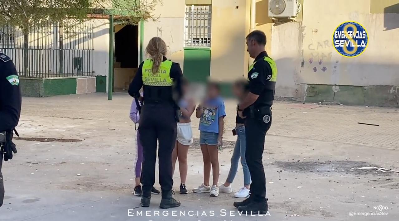 Una imagen de archivo de la Policía Local de Sevilla con unos menores.