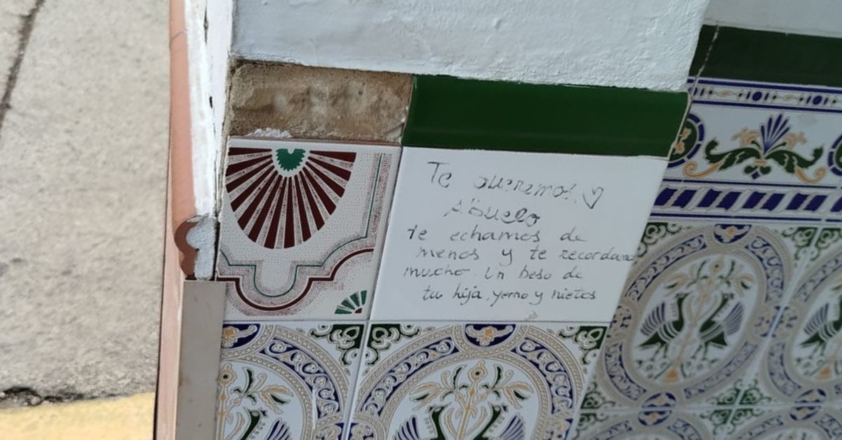 Emotivo mensaje en un azulejo en una casa de Jerez.