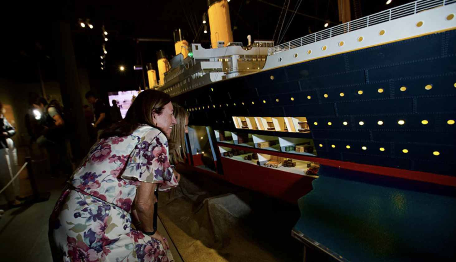 La consejera María del Carmen Castillo, junto a la maqueta del Titanic, que se queda en Andalucía.