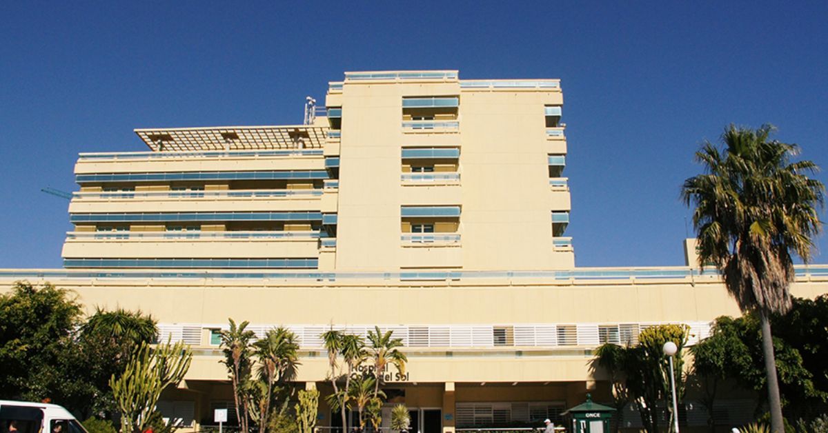 Hospital Costal del Sol al que han sido evacuadas tras el incendio una mujer y una bebé.