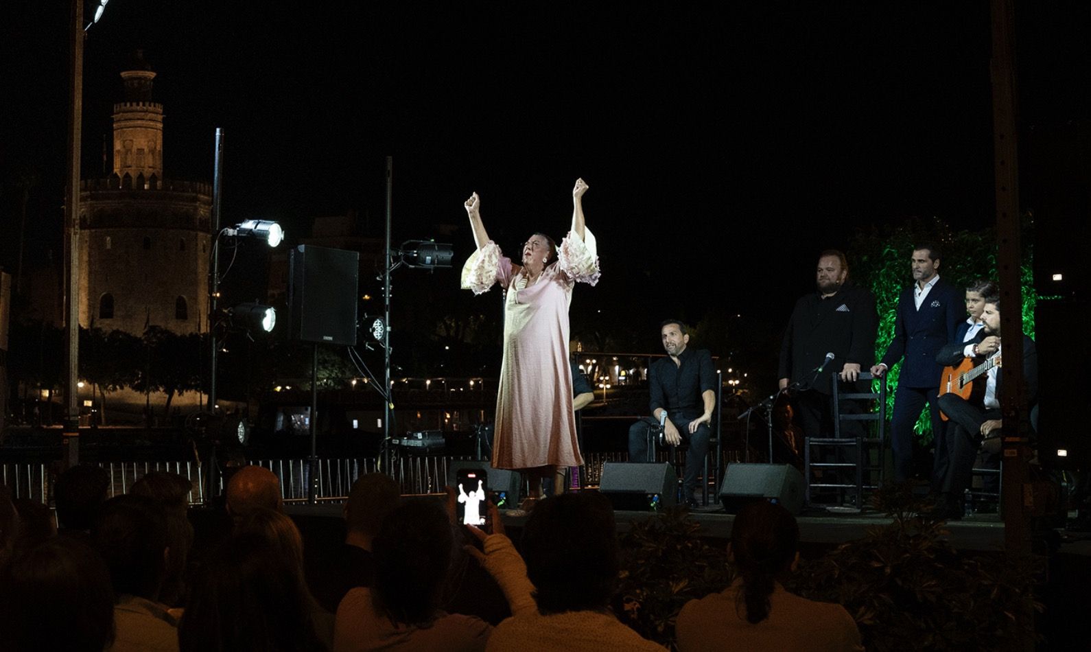 Tia Juana la del Pipa cerrando con una debla la primera intervención del espectáculo Territorio Jerez en el Muelle Camaronero de la XXIII Bienal de Flamenco de Sevilla.