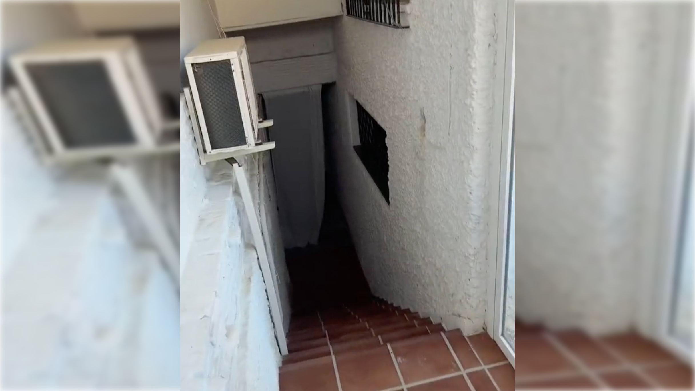 Las escaleras de acceso al "zulo" de un Airbnb.