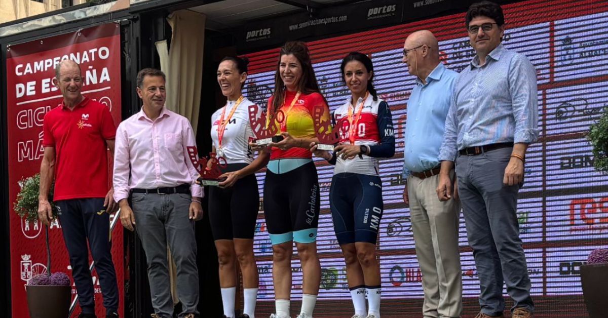 La ciclista de Chiclana, Pilar González, en el centro de la imagen, se ha proclamado campeona de España.