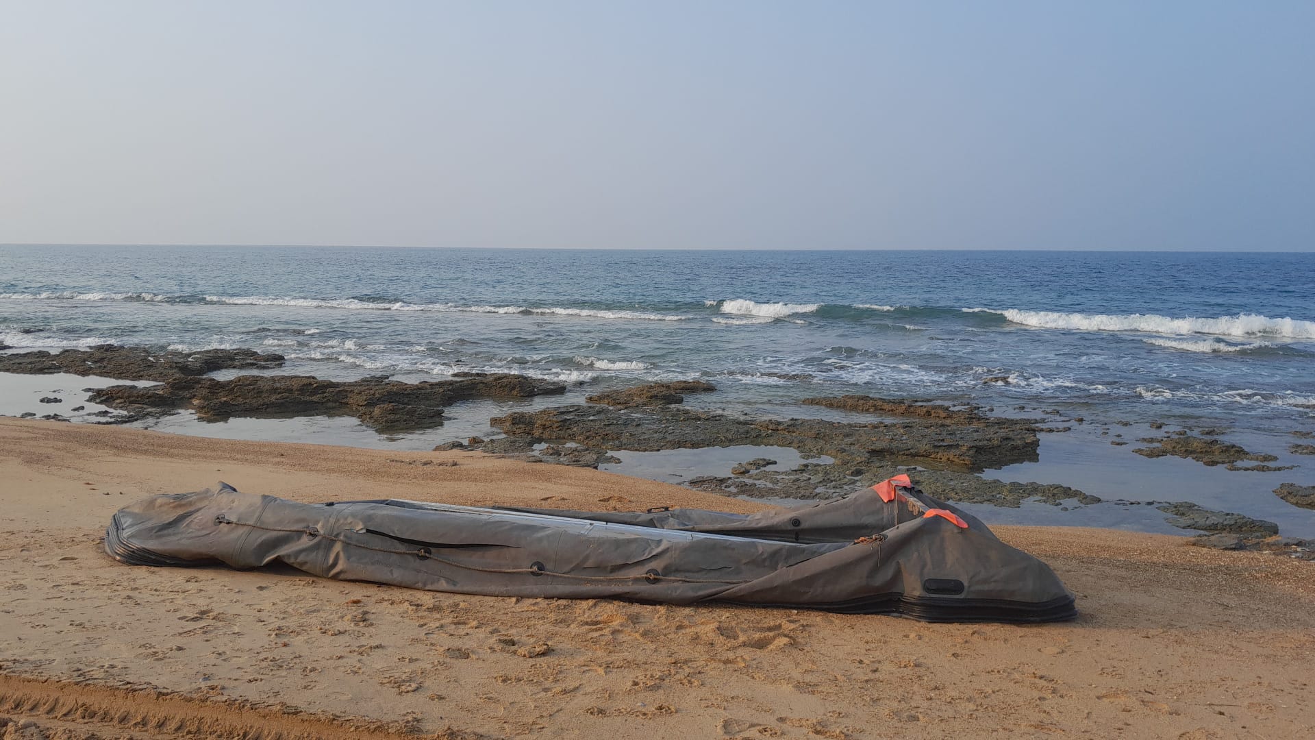 Los restos de los narcos, en la playa de Sancti Petri, en Chiclana.