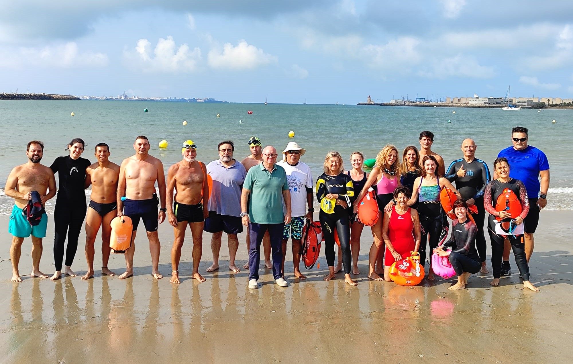 Los amantes de la natación estrenan itinerario permanente en la playa de la Puntilla de El Puerto.