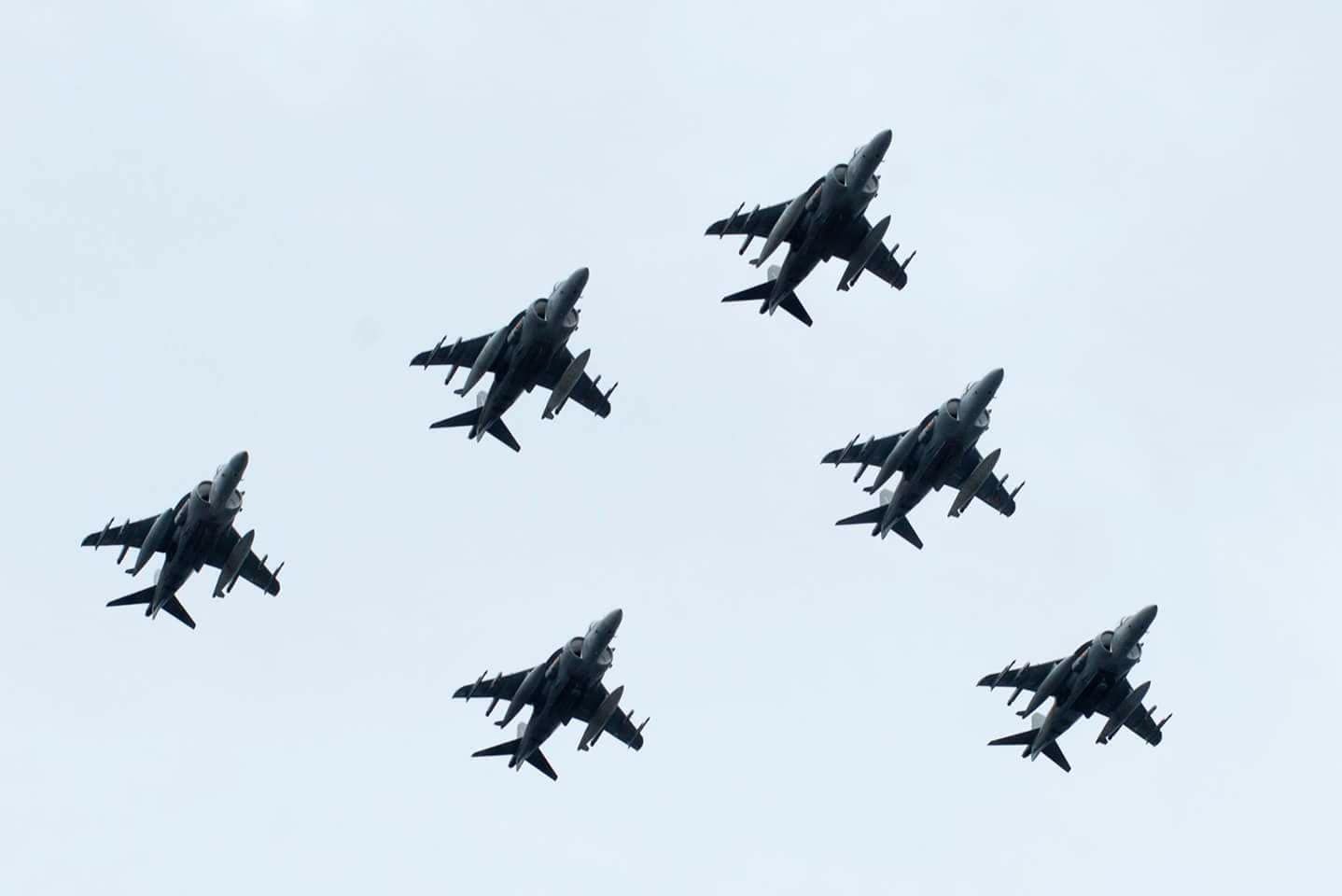 Desfile aéreo en San Fernando para conmemorar el aniversario de Las Cortes de 1810.