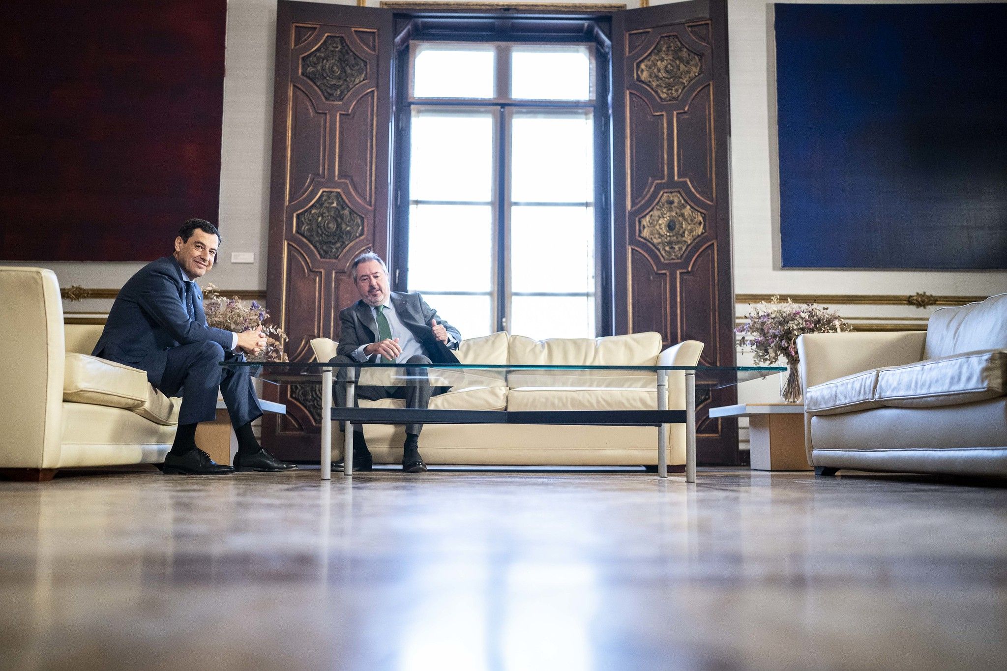 Moreno y Espadas, en el Palacio de San Telmo, este lunes, en la ronda de la Junta con los portavoces.