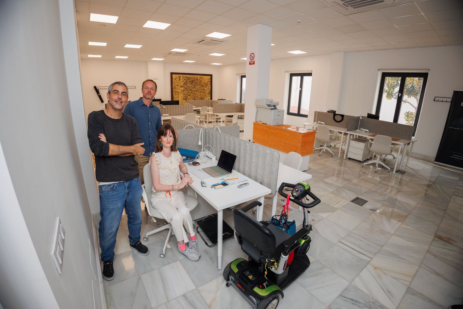 Jaime Fernández, junto a la diseñadora gráfica Laura Bizzey y el arquitecto Ondrej Aust en el nuevo edificio de 'coworking' de Jerez. 