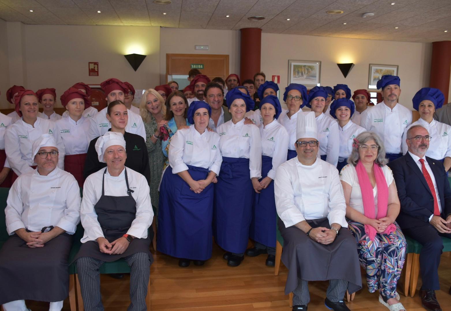 Alumnos de la Escuela de Hostelería posando junto a Colombo en el inicio del curso.