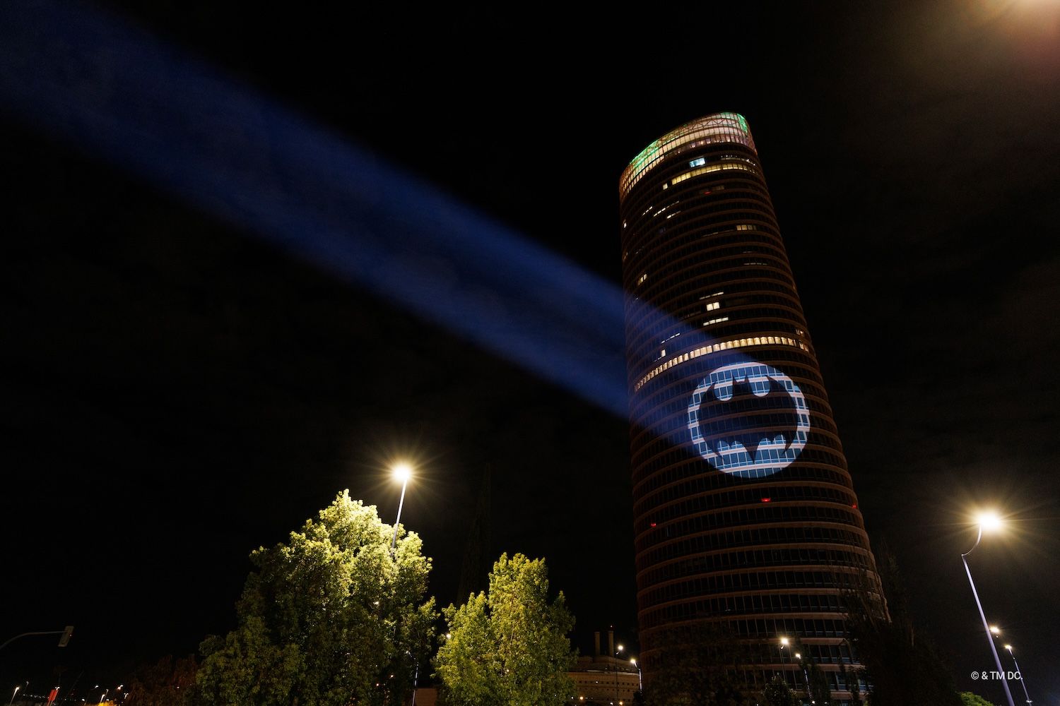 La Batseñal proyectada en Torre Triana.