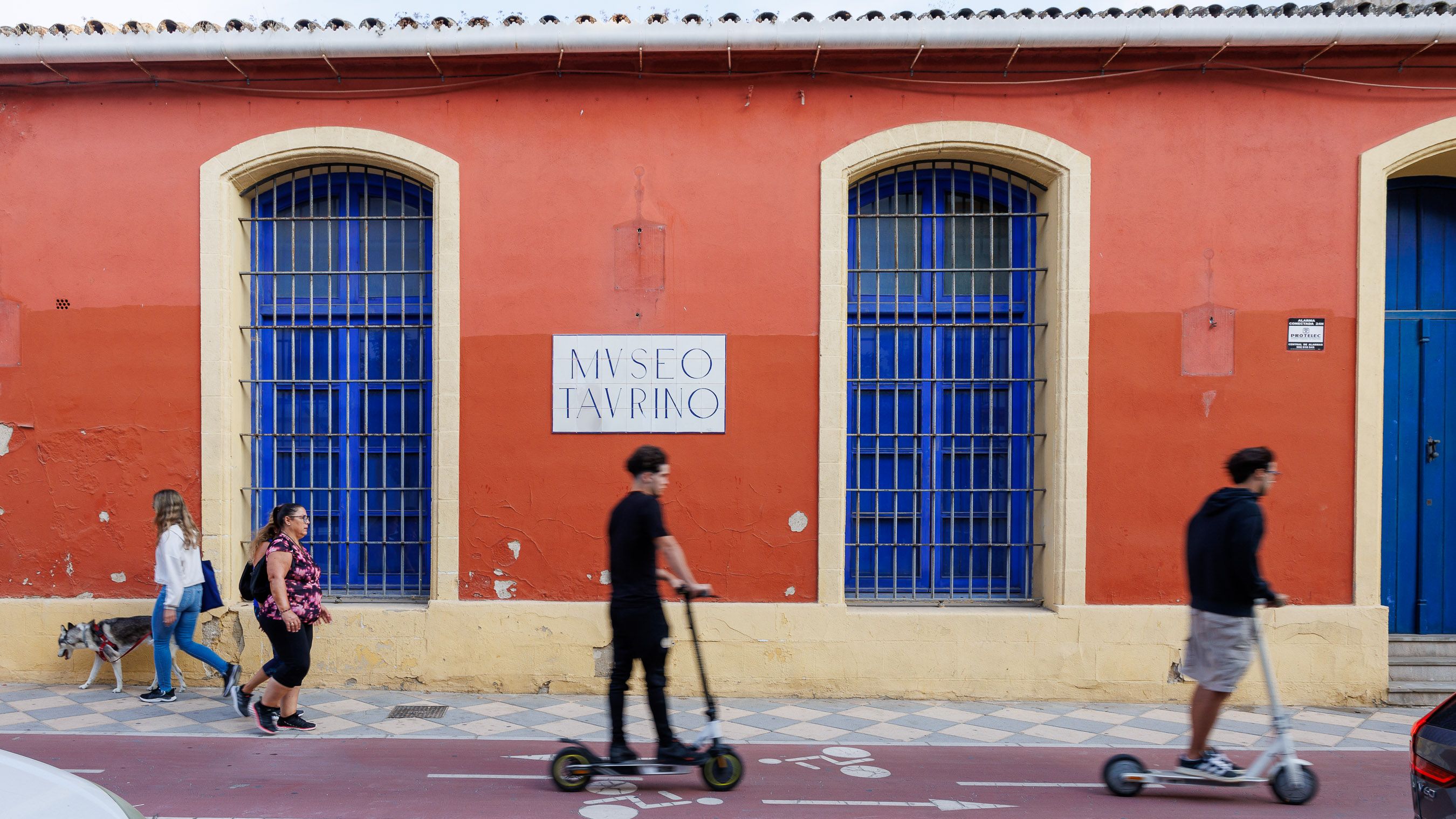 Ciudadanos pasan por el Museo de Taurino de Jerez, actualmente sin uso.