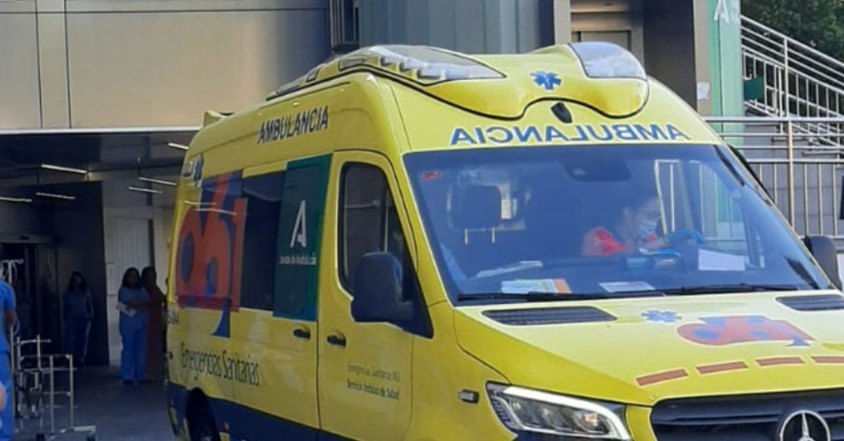 Imagen de archivo de una ambulancia en el Virgen del Rocío de Sevilla, donde se encuntra ingresada la joven.