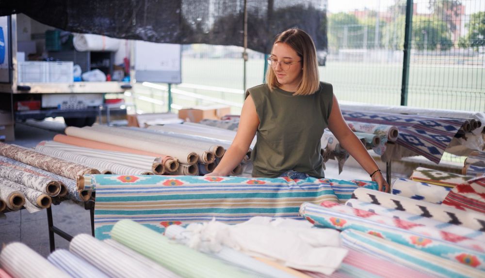 Carla, en el puesto de hules del mercadillo.