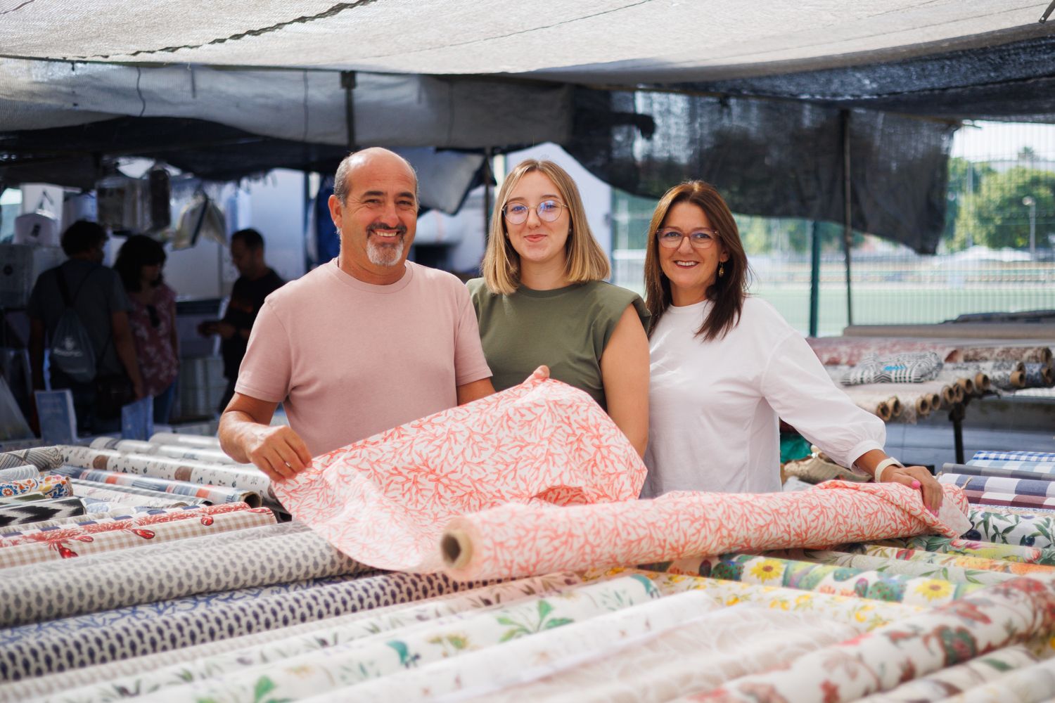 Carla Ramírez junto a sus padres Jose Antonio y Ángeles en el mercadillo de El Puerto. 