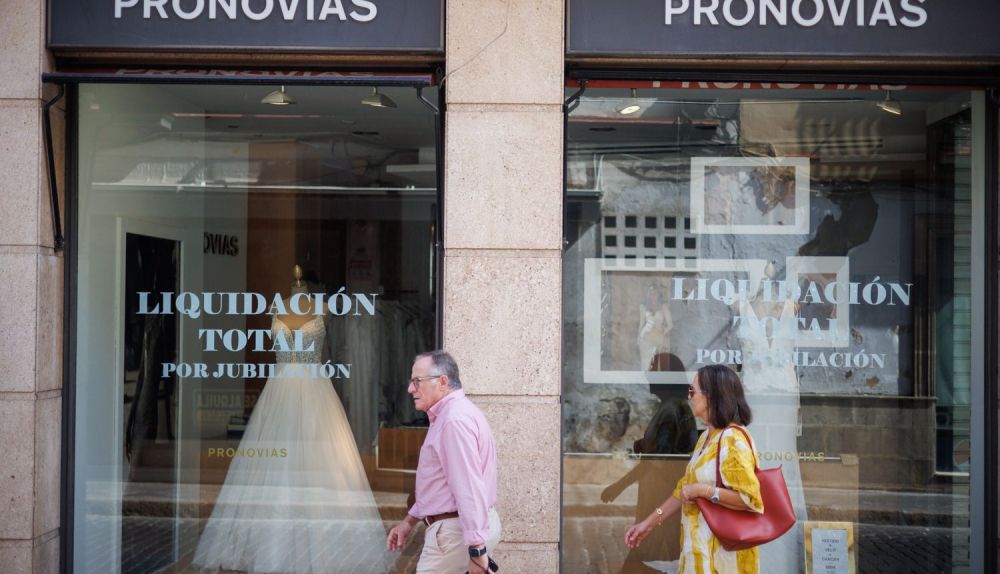 El escaparte de Pronovias en calle Honda.