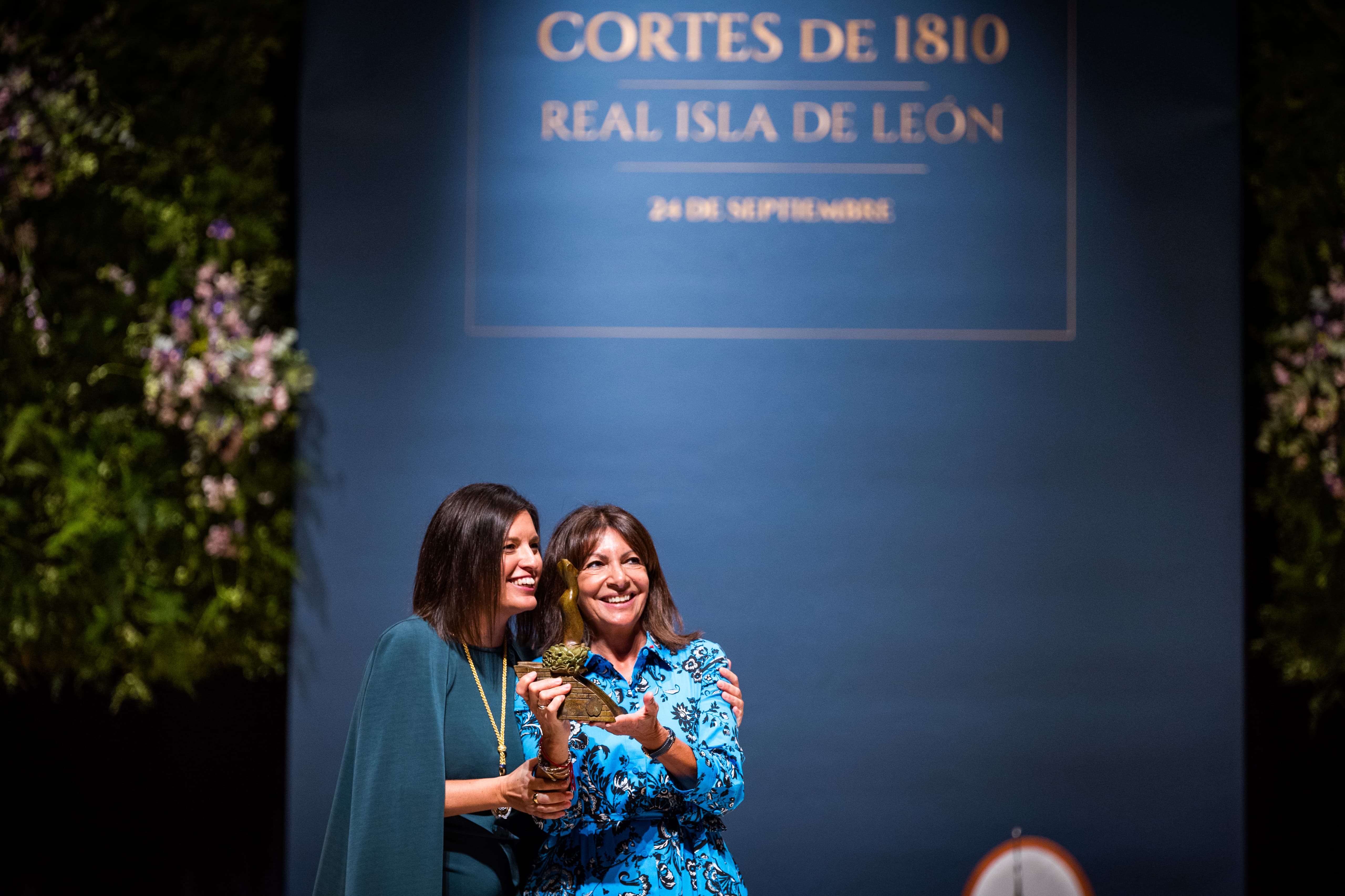 Patricia Cavada entrega el Premio Cortes de la Real Isla de León a Anne Hidalgo, alcaldesa de París.