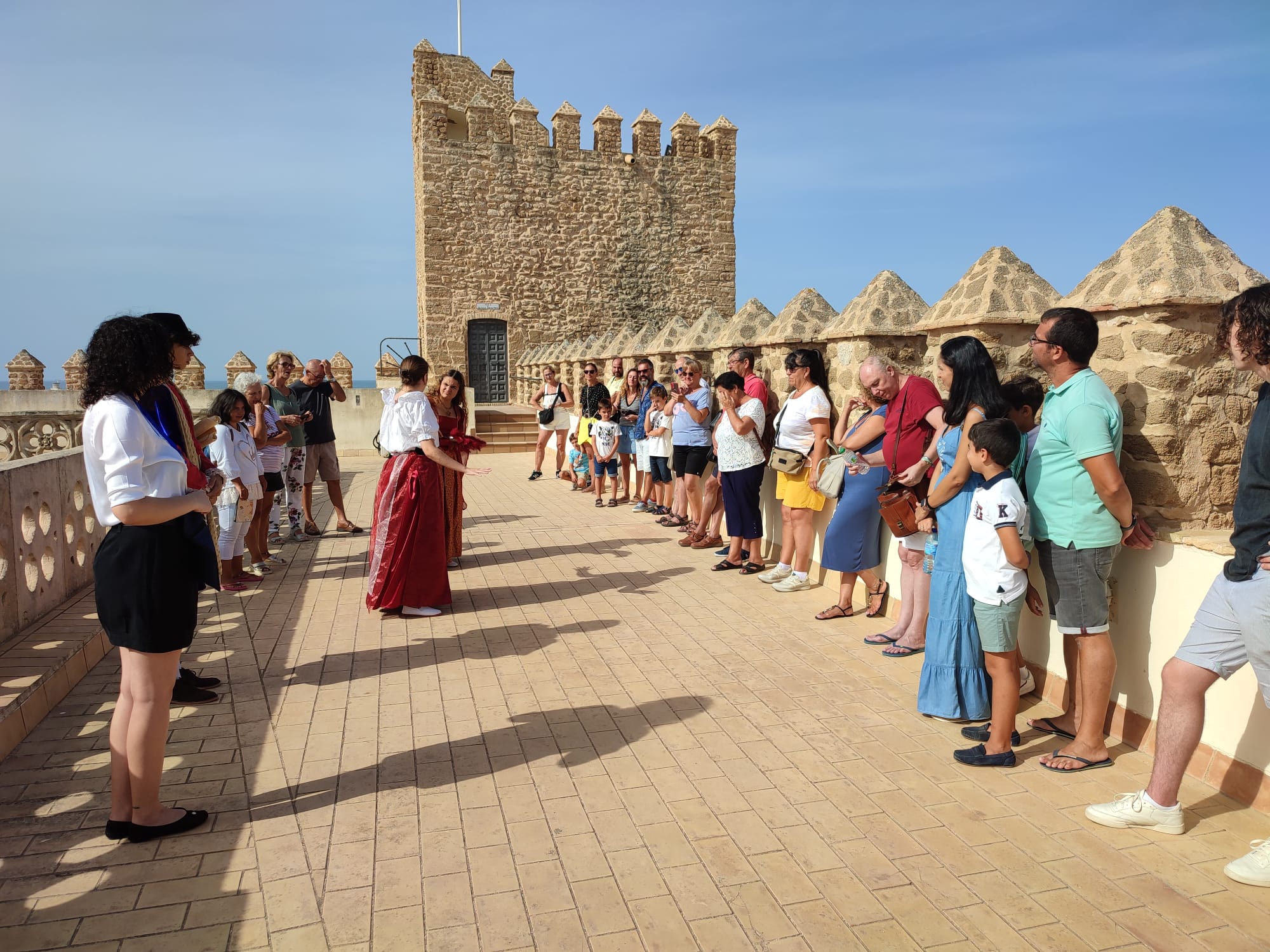 Una visita guiada la Castillo de Luna en Rota.