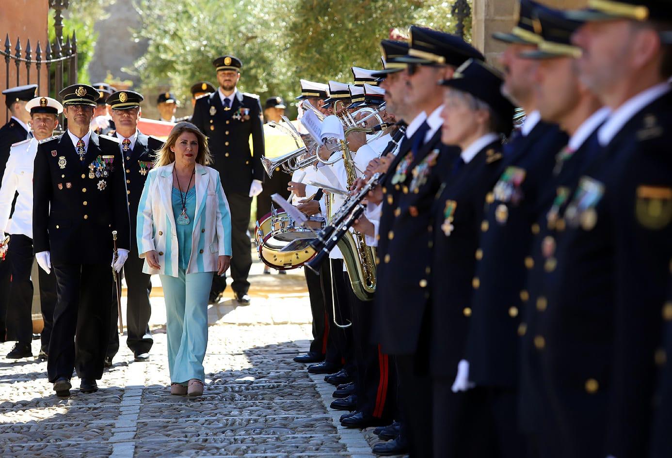 Mamen Sánchez, junto a la Policía Nacional.