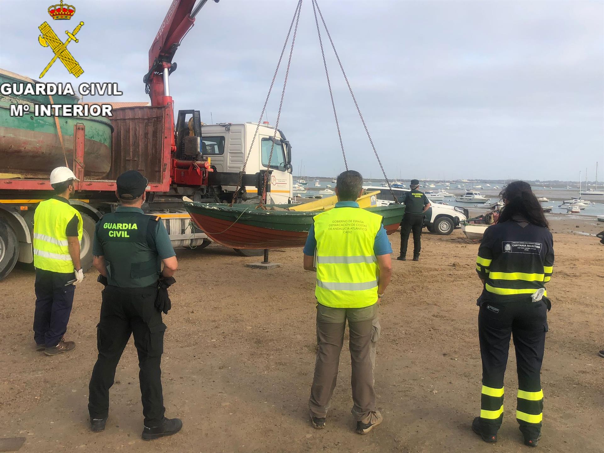 La Guardia Civil, en el dispositivo de retirada de las barcas del narco.