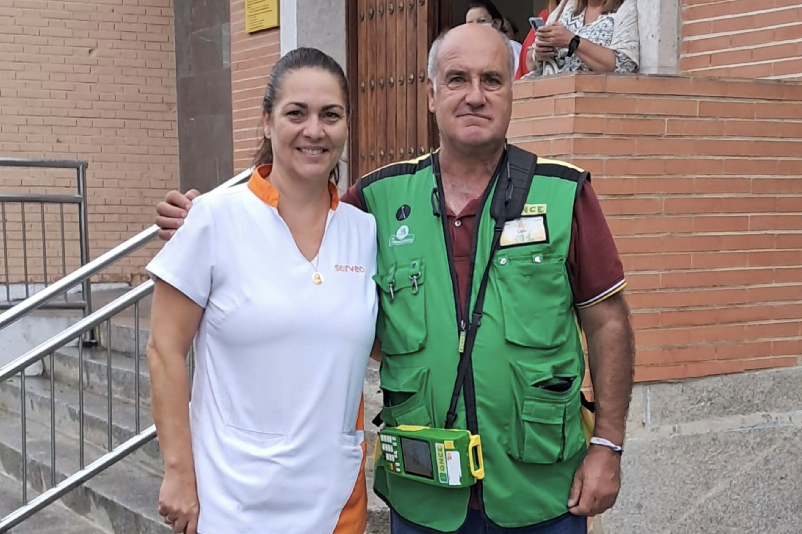 Luis Navarro reparte fortuna a diez vecinos de Nervión, en Sevilla. 