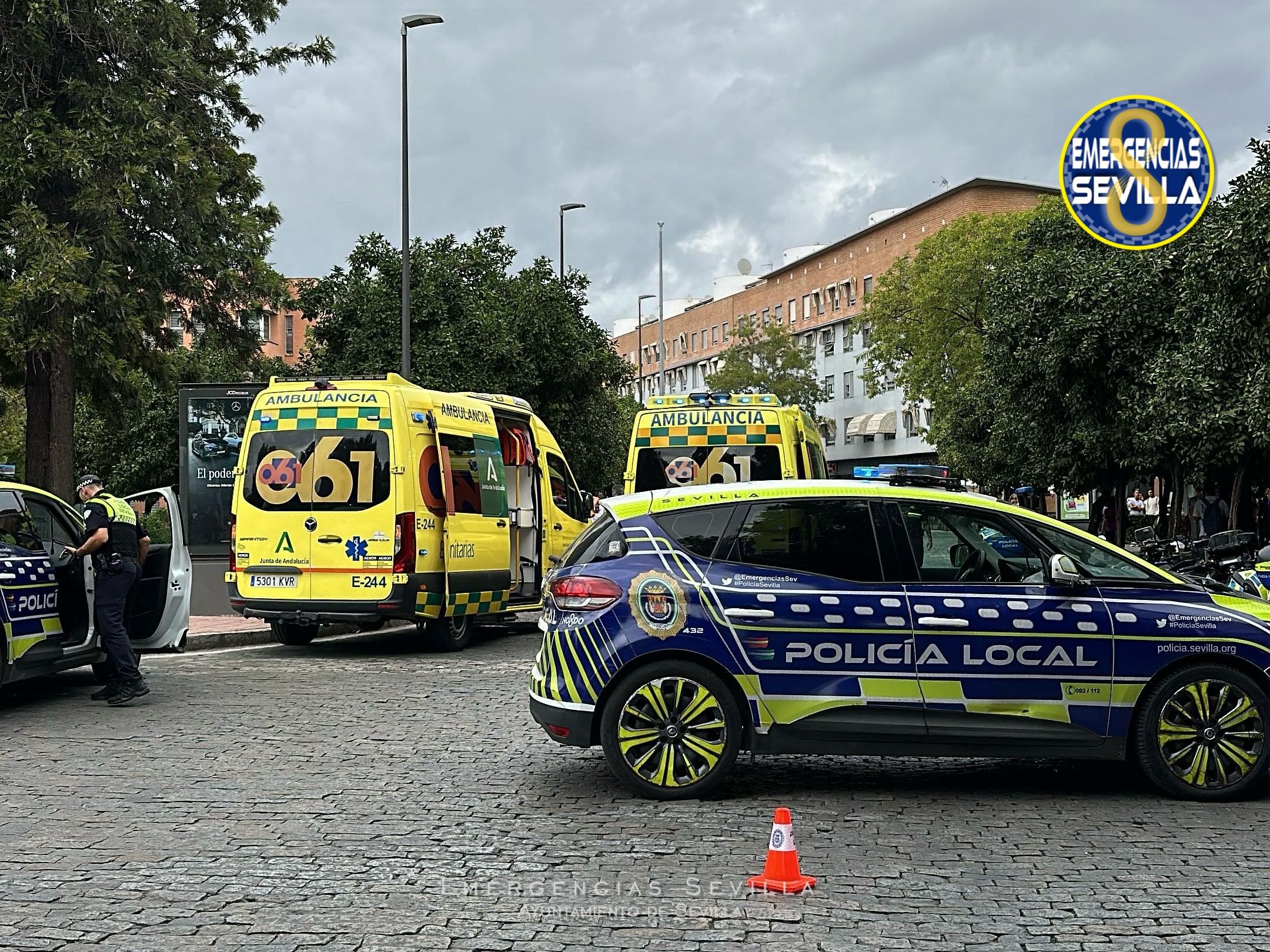 Efectivos de emergencias y Policía Local en Triana tras el atropello mortal.