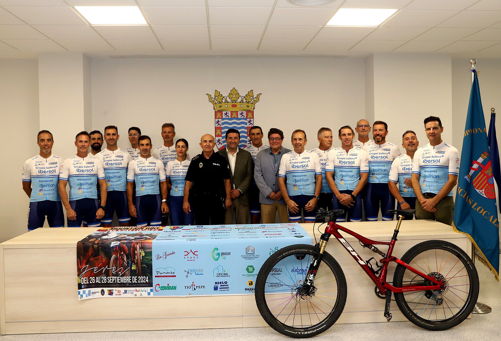 Miembros del equipo de Sherrypol, de la Policía Local de Jerez, en la presentación de la prueba.