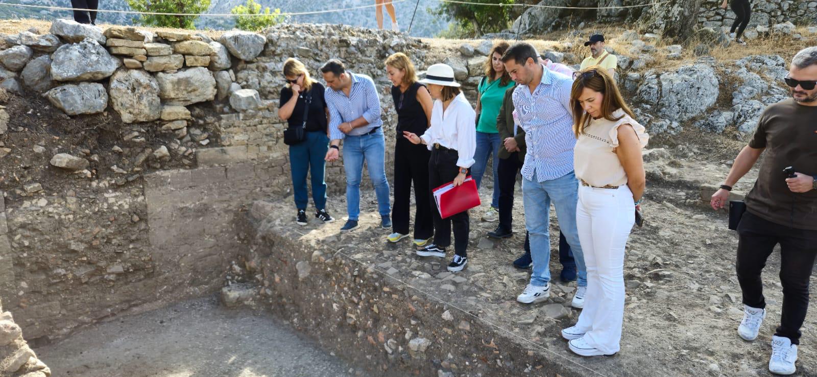 Un momento de la visita institucional al yacimiento de Ocuri, en Ubrique, en la Sierra de Cádiz.