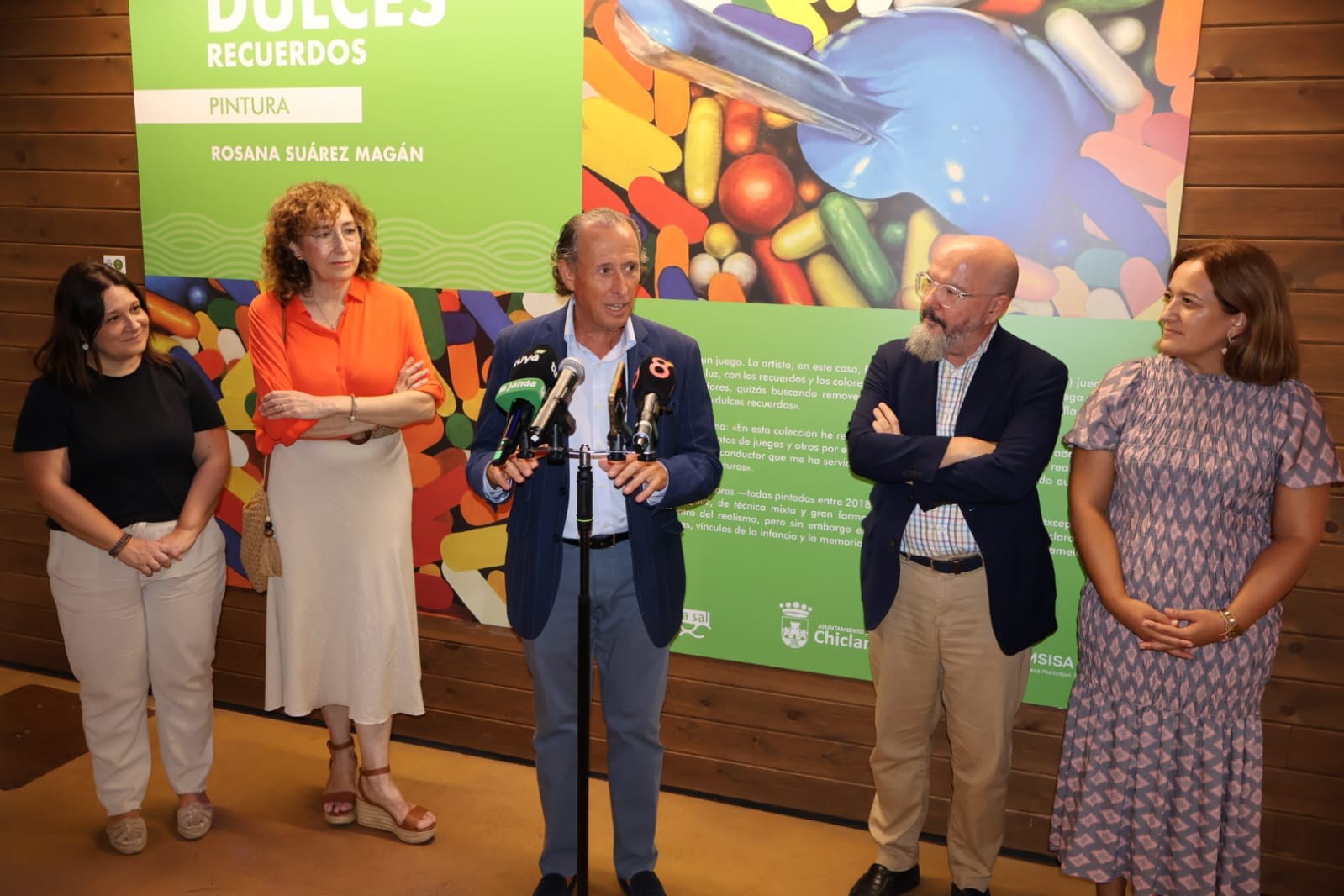 Inaugurada la exposición 'Dulces recuerdos', de Rosana Suárez Magán en Chiclana. Las obras coloridas llenas de gominolas de una profesora chiclanera que evoca a sus "dulces recuerdos"