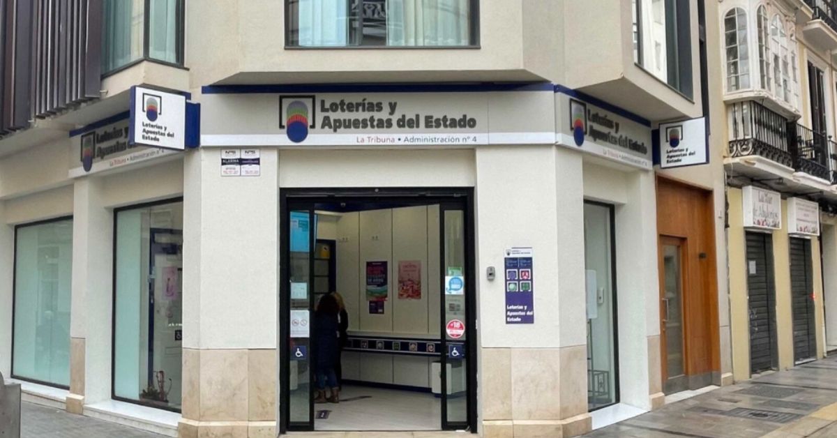 La administración de Loterías junto a la que se encontraba el hombre que recibió el sobre.