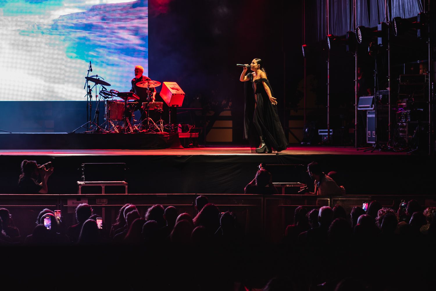 Las imágenes del concierto de María José Llergo en el Festival el Patio, en la Diputación de Sevilla.