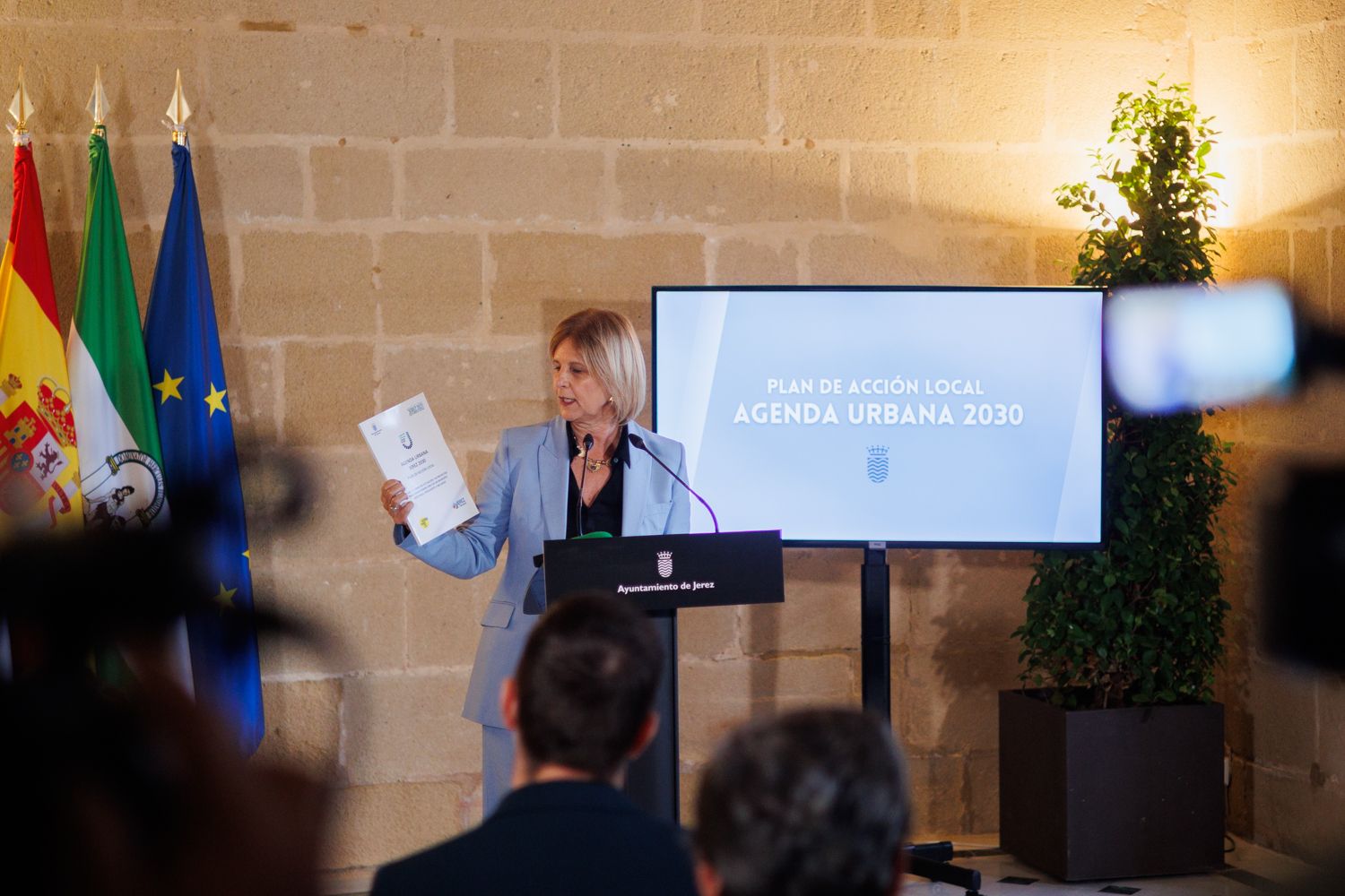 La alcaldesa María José García-Pelayo sujeta en sus manos el plan de acción de la Agenda Urbana 2030 de Jerez.