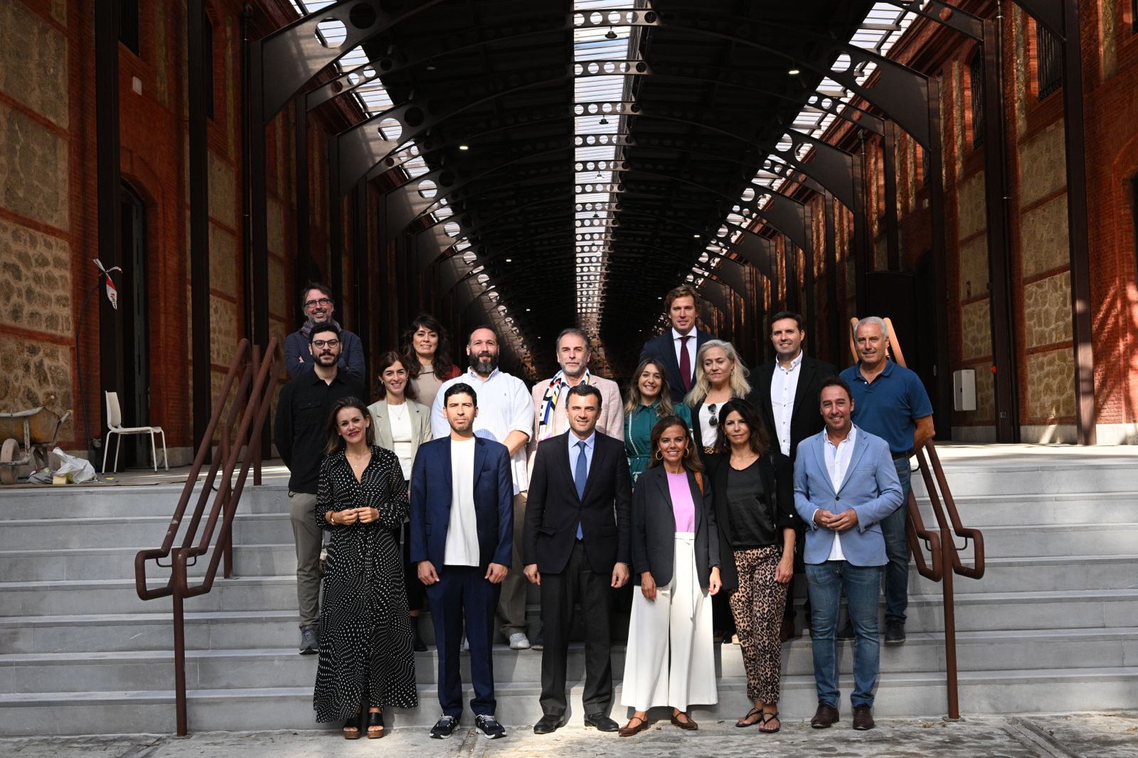 El alcalde posando en los Depósitos de Tabacalera de Cádiz junto a miembros de la  UCCI.