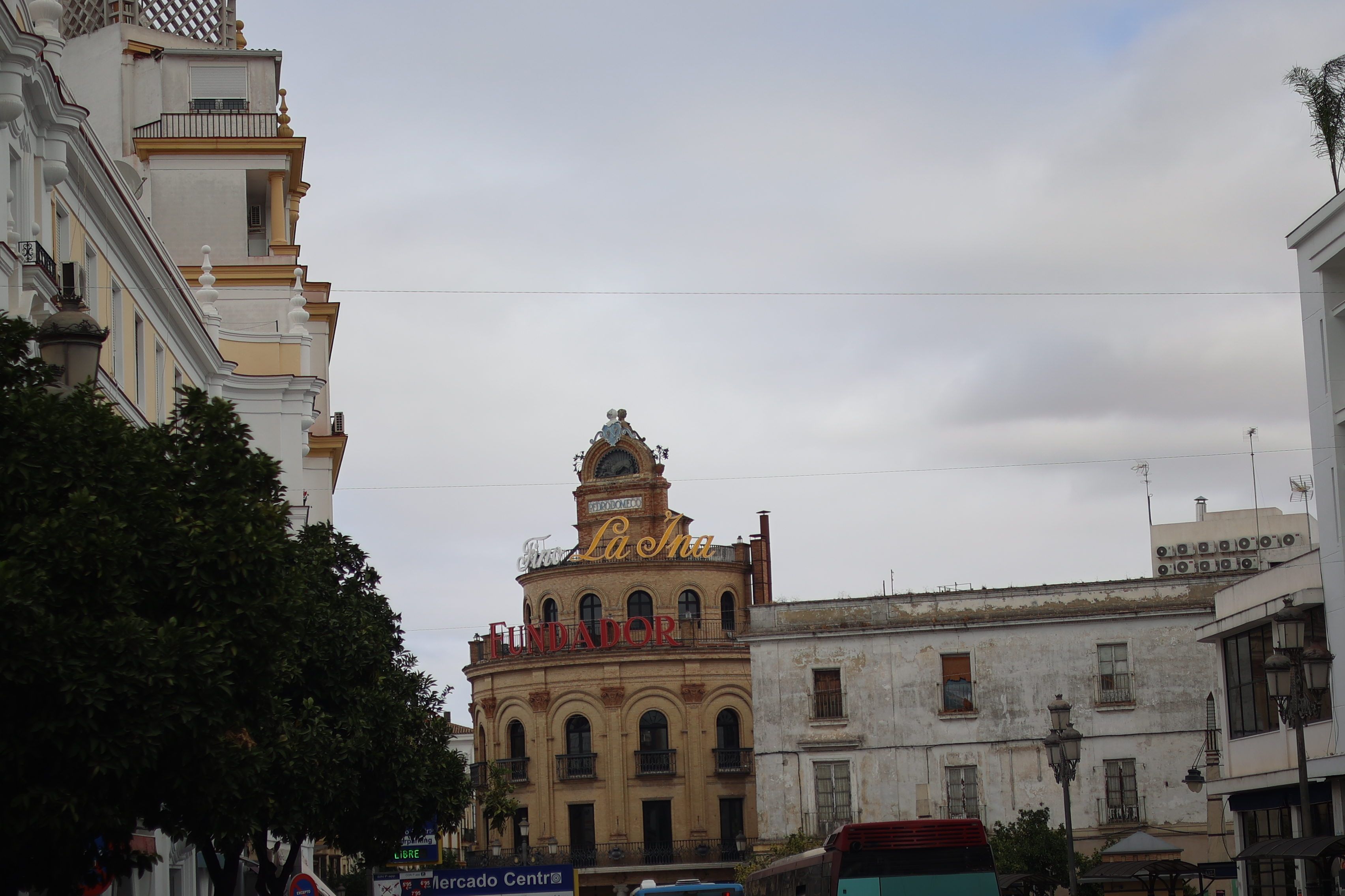 En la plaza Esteve, los primeros cables del alumbrado navideño, un 26 de septiembre.