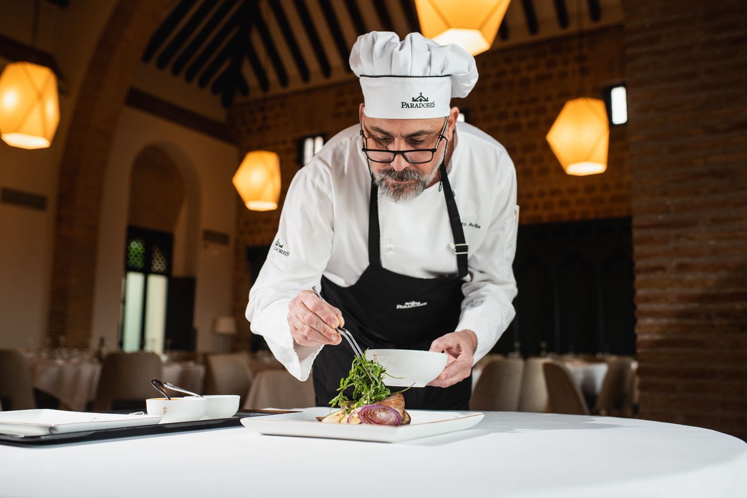 Alberto Ávila, jefe de cocina del Parador de Carmona, emplata un solomito ibérico con puré de manteca colorá.