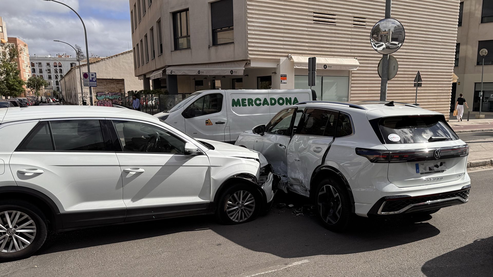 Así quedaron los dos coches tras el impacto frente a la Real Escuela de Jerez.